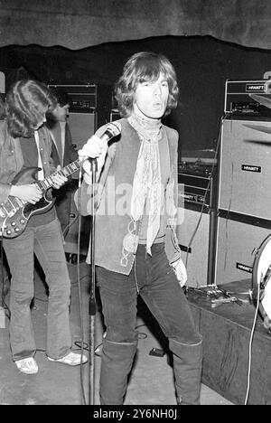 Londres : dirigé par le chanteur Mick Jagger (au centre), les Rolling Stones sont sur scène lors d'un concert au Saville Theatre ici ce soir. 14 décembre 1969 Banque D'Images