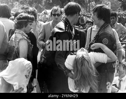 Casualty au concert des Stones. Une fan de pop fille qui a peint au concert en plein air 'come-back' des Rolling Stones, est emportée par deux membres des 'Hell's Angels', qui étaient présents au concert pour protéger le groupe et contrôler les fans à Hyde Park à Londres. Environ 200 000 fans de pop ont assisté au concert, qui a marqué la première apparition publique du groupe pendant 14 mois. Au moins 250 victimes ont été soignées lors du concert. Douze personnes ont été arrêtées lors de distrubances au concert. Banque D'Images