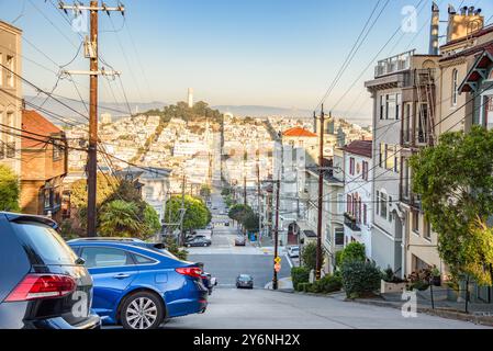 Rue escarpée Ined avec des blocs d'appartements et des maisons dans un quartier résidentiel de San Francisco par un clair jour d'automne Banque D'Images