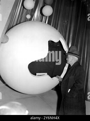 L'exposition « Atomic Age » a ouvert ses portes à Dorland Hall, Lower Regents Street, Londres. Sir Alexander Fleming Vistis New York Hospital. Devant deux rangées d'infirmières, Sir Alexander Fleming célèbre scientifique et inventeur de la pénicilline, veiving l'une des expositions, une section du globe, avec une partie coupée. À l'intérieur se trouve un morceau de minerai d'uranium pur. 23 janvier 1947 Fleming, Alexander, Sir Scottish bactériologiste ; découverte de la pénicilline en 1928 ; Prix Nobel de médecine en 1945  1881-1955 Banque D'Images