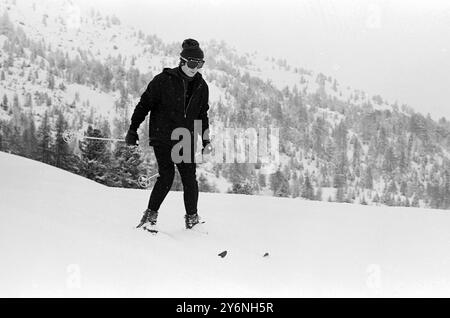 Toujours Moritz : lors de sa première excursion de ski sur les pistes de Chantarella ici aujourd'hui, John Lennon, du célèbre pop-songsters anglais, les Beatles, au ski. 28 janvier 1965 Lennon, John Ono (orig. John Winston Lennon) chanteur et compositeur anglais ; membre des Beatles 1962 à 1970 ; assassiné  1940-1980 Banque D'Images