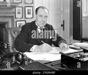 À son bureau au Home Office. Sir John Anderson, nouvellement nommé Lord Privy Seal avec son secrétaire, M. Norman Brook. 7 novembre 1938 Anderson, John, Sir (vicomte Waverly) homme politique britannique ; gouverneur du Bengale de 1932 à 1937 ; ministre britannique de l'intérieur de 1939 à 1940 ; chancelier britannique de l'Échiquier de 1943-1945  1882-1958 Banque D'Images