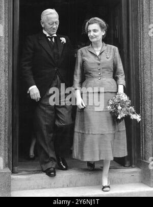 le découvreur de pénicilline Sir Alexander Fleming, 71 ans, photographié avec son épouse, héroïne grecque de guerre, Amalia Coutsouris après leur mariage au bureau d'enregistrement de Chelsea. Fleming, Alexander, Sir Scottish bactériologiste ; découverte de la pénicilline en 1928 ; Prix Nobel de médecine en 1945  1881-1955 Banque D'Images