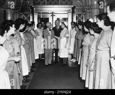 le découvreur de pénicilline Sir Alexander Fleming visite l'hôpital de New York juillet 1949 Fleming, Alexander, Sir Scottish bactériologiste ; découverte de la pénicilline en 1928 ; Prix Nobel de médecine en 1945  1881-1955 Banque D'Images