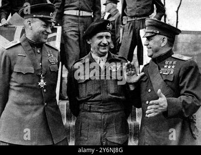 Le maréchal Rokossovsky, à gauche, et le maréchal Joukov, à droite, portant les insignes de KCB et GCB respectivement après leur investiture par F M Montgomery porte de Brandebourg 12 juillet 1945 ©2004 Topfoto Rokossovsky, Konstantin Konstantinovitch maréchal soviétique russe (né polonais) pendant la seconde Guerre mondiale ; ministre polonais de la Défense 1949-1956  1887-1968 Joukov, Georgi Konstantinovitch maréchal soviétique russe dans la seconde Guerre mondiale ; vaincu le siège allemand de Moscou 1941 ; gagné la bataille de Stalingrad 1943 ; ministre soviétique de la Défense 1955-1957  1895-1974 Montgomery, Bernard Law (Monty ; vicomte Montgomery d'Alamein) britannique Banque D'Images