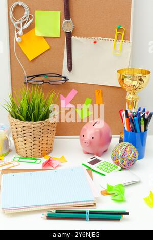 Lieu de travail d'une personne créative avec une variété d'objets de papeterie en couleur Banque D'Images