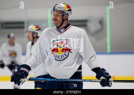 Konrad Abeltshauser (EHC Red Bull Muenchen, #16). GER, EHC Red Bull Muenchen, Eishockey, Trainingssession vor dem Grand Opening des SAP Garden, 26.09.2024. Foto : Eibner-Pressefoto/Franz Feiner Banque D'Images