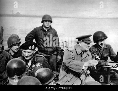 Le premier ministre Winston Churchill avec le maréchal Montgomery et le général Simpson traversant le Rhin dans un LCVP américain ©2004 Topfoto Churchill, Winston Leonard Spencer, Sir British historien, orateur et homme politique; Banque D'Images