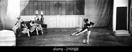 'Apollo Musagetes' - et 'The House Party' : Ballet russe. Danser l''Andantino' dans 'The House Party' de Poulenc : Mme Alice Nikitina et M. Serge Lifar. 7 juillet 1928 Banque D'Images