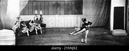 'Apollo Musagetes' - et 'The House Party' : Ballet russe. Danser l''Andantino' dans 'The House Party' de Poulenc : Mme Alice Nikitina et M. Serge Lifar. 7 juillet 1928 Banque D'Images