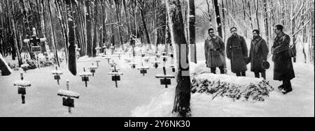 L'avance russe : fumée et flamme et tombes allemandes officiers russes debout à côté de la tombe de Léon Tolstoï à Yasnaya Polyana. Lorsque les troupes de l'Armée rouge sont entrées dans la ville, elles ont découvert que des Allemands morts ou tués avaient été enterrés à côté de la tombe du grand écrivain russe 1942 ©2004 Credit:Topfoto Banque D'Images