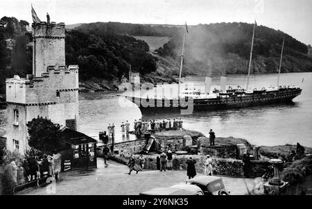 Le dernier voyage du Victoria and Albert, le célèbre vieux yacht royal construit en 1899, arrivant à Dartmouth avec le roi et la reine et leurs filles juillet 1939 ©2004 Topfoto Banque D'Images