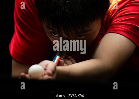 Pékin, Chine. 26 septembre 2024. Chen Yuanyu, de Chine, sert pendant le match de la première ronde de qualification contre Marcos Madrid, du Mexique, au World table Tennis (WTT) China Smash 2024 à Beijing, en Chine, le 26 septembre 2024. Crédit : Xiao Yijiu/Xinhua/Alamy Live News Banque D'Images