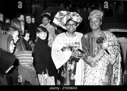 Deux Nigérians de la tribu Yoruba arrivent à l'église pour leur cérémonie de mariage la mariée est Mejisola Omodele Coker, une enseignante de Lagos L'époux est un étudiant en droit, Samuel Layiwola Durosaro d'Ibadan. Le mariage a lieu dans l'église méthodiste de Wandsworth Bridge Road à Londres. 10 décembre 1949 Banque D'Images