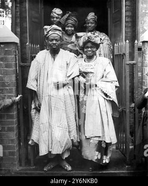 Deux Nigérians de la tribu Yoruba arrivent à l'église pour leur cérémonie de mariage la mariée est Mejisola Omodele Coker, une enseignante de Lagos L'époux est un étudiant en droit, Samuel Layiwola Durosaro d'Ibadan. Le mariage a lieu dans l'église méthodiste de Wandsworth Bridge Road à Londres. 10 décembre 1949 Banque D'Images