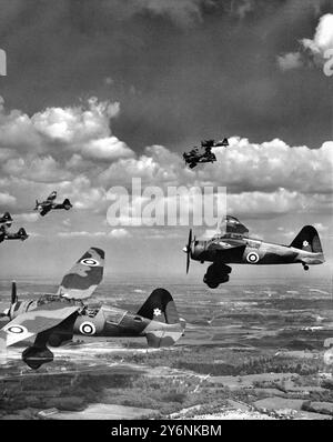 Répétant pour l'Empire Air Day, les avions de coopération de l'armée de Westland Lysander volent en formation au-dessus d'Odiham, dans le Hampshire, montrant l'efficacité du motif « perturbateur » de leur camouflage. Mai 1939 ©2004 crédit:Topfoto Banque D'Images