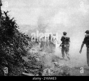 Les premières étapes de l'offensive victorieuse du général Alexandre le 11 mai, des scènes dans la ville de Cassino et San Angelo qui tombent tôt dans ses bras. Les troupes britanniques avancent à travers un écran de fumée devant Monastery Hill pour attaquer tandis que l'artillerie alliée obture le monastère le 1944 juin Banque D'Images