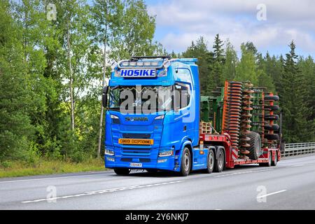 La remorque à chargement surbaissé Blue Scania S500 Truck transporte les machines agricoles Amazone comme charge exceptionnelle. Jokioinen, Finlande. 8 août 2024. Banque D'Images