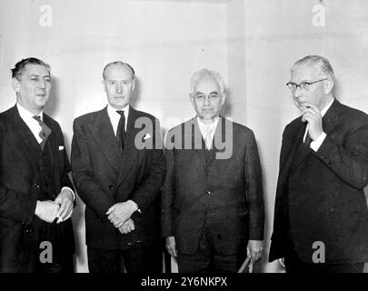 Londres : le professeur A. R. Luria, du département de psychologie de l'Université d'État de Moscou et des membres de l'académie des sciences pédagogiques de l'URSS photographié alors qu'il donnait une conférence sur les « facteurs et formes de l'aphasie » au National Hospital, Queens Square Londres. De gauche à droite : professeur Zangwill, de la section expérimentale en chef de l'Université de Cambridge ; M. Critchley, médecin principal à l'Hôpital national ; professeur Luria et Lord (Russell Brain). 25 novembre 1963 Banque D'Images