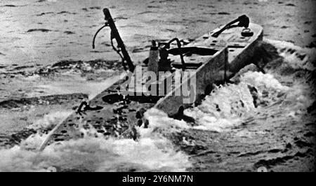 Britains Midget sous-marins, similaires à ceux qui ont endommagé le cuirassé allemand Tirpitz le minuscule engin balançant à tribord, ce sont les premières photos de sous-marins Britains midget à être libérés. Février 1944 ©2004 Topfoto Banque D'Images