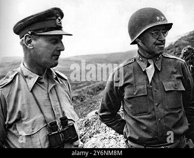 Chefs alliés des forces terrestres et aériennes victorieuses en Tunisie. Lieutenant général K A N Anderson commandant de la première armée, photographié lors d'une tournée des positions américaines dans le nord de la Tunisie avec le major général Omar M Bradley, l'un des meilleurs généraux d'infanterie américains commandant le second corps d'armée américain ©2004 Topfoto Banque D'Images