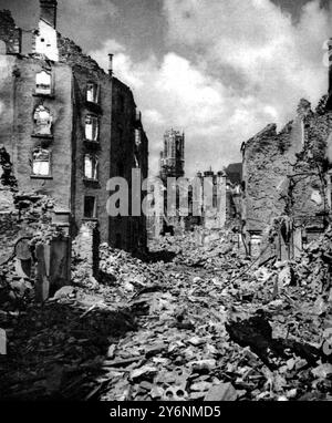 St Lo est complètement détruit. Au loin, on peut voir la tour solitaire cassée de la cathédrale août 1944 ©2004 Topfoto Banque D'Images