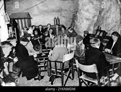 Une ville souterraine dans le sud de l'Angleterre imperméable aux bombes volantes les habitants des grottes ont organisé une vie sociale souterraine. Ici, une balade whist est vue en cours dans une «salle de loisirs» de leur abri naturel. Août 1944 ©2004 Topfoto Banque D'Images