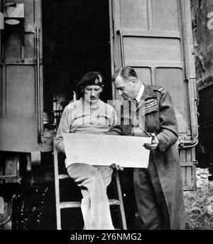 L'homme qui dirigea le bombardement aérien sans précédent précédant l'offensive britannique en Normandie, le maréchal en chef de l'Air Sir Trafford Leigh Mallory, conférant avec le général Montgomery juillet 1944 ©2004 Topfoto Banque D'Images