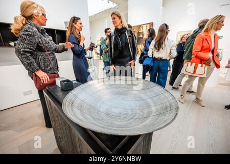 Londres, Royaume-Uni. 26 septembre 2024. Grand Open Bowl par Rupert Spira - la Foire d'art britannique revient à la galerie Saatchi. Les meilleurs revendeurs de Londres et de tout le Royaume-Uni se réunissent pour présenter le meilleur art britannique et contemporain moderne et donner des conseils spécialisés sur la collecte. Il se déroule à partir du 26-29 septembre 2024. Crédit : Guy Bell/Alamy Live News Banque D'Images