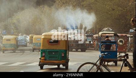 New Delhi, Delhi, Inde. Camion de pompier pulvérisant de l'eau sur les rues de Delhi en raison d'une urgence de pollution. Le gouvernement prévoit de pulvériser de l'eau dans la ville Banque D'Images