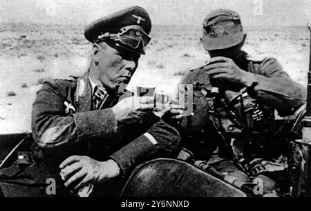 Le général Rommel commandant en chef des forces allemandes en Afrique du Nord fait une pause pour se rafraîchir lors d'une tournée d'inspection Rommel, Erwin Johannes Eugin (le renard du désert) général nazi allemand et maréchal ; a dirigé Afrika Korps dans la seconde Guerre mondiale 1941-1943, suicide forcé après implication dans le complot pour tuer Adolf Hitler  1891-1944 Banque D'Images