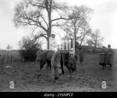 Oxford University point - to - point Steeplechases ont eu lieu à Stratton Audley. LT Col. A.C. Little sur 'Solomon' qui a remporté la Faber Cup. 9 mars 1921 Banque D'Images