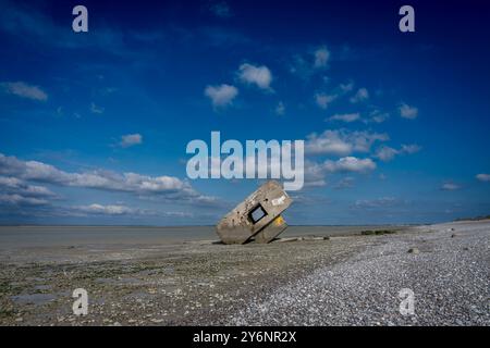 Cayeux-sur-mer, France - 09 17 2024 : vue sur le blockhaus du Hourdel dans la mer sur le sentier côtier, la route blanche de Cayeux-sur-mer au Hourdel Banque D'Images