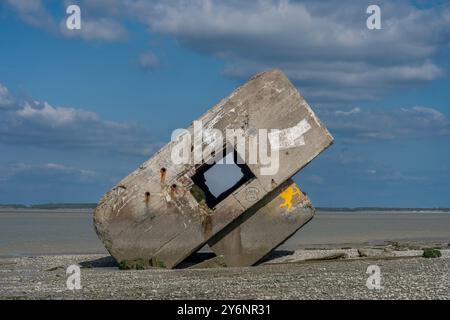 Cayeux-sur-mer, France - 09 17 2024 : vue sur le blockhaus du Hourdel dans la mer sur le sentier côtier, la route blanche de Cayeux-sur-mer au Hourdel Banque D'Images