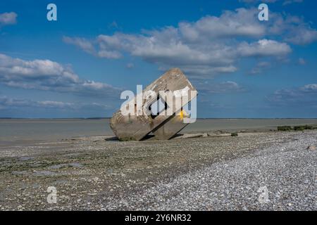 Cayeux-sur-mer, France - 09 17 2024 : vue sur le blockhaus du Hourdel dans la mer sur le sentier côtier, la route blanche de Cayeux-sur-mer au Hourdel Banque D'Images