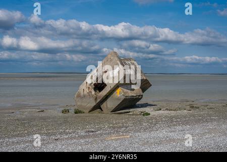 Cayeux-sur-mer, France - 09 17 2024 : vue sur le blockhaus du Hourdel dans la mer sur le sentier côtier, la route blanche de Cayeux-sur-mer au Hourdel Banque D'Images