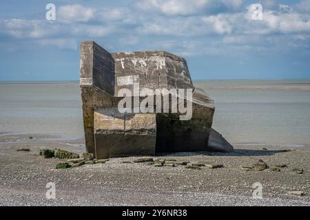 Cayeux-sur-mer, France - 09 17 2024 : vue sur le blockhaus du Hourdel dans la mer sur le sentier côtier, la route blanche de Cayeux-sur-mer au Hourdel Banque D'Images