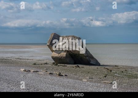 Cayeux-sur-mer, France - 09 17 2024 : vue sur le blockhaus du Hourdel dans la mer sur le sentier côtier, la route blanche de Cayeux-sur-mer au Hourdel Banque D'Images