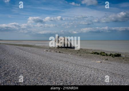 Cayeux-sur-mer, France - 09 17 2024 : vue sur le blockhaus du Hourdel dans la mer sur le sentier côtier, la route blanche de Cayeux-sur-mer au Hourdel Banque D'Images