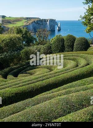 Les jardins d'Etratat, Normandie France, avec des haies topiaires bien entretenues. Situé au sommet de la falaise surplombant la formation rocheuse de la porte d'aval. Banque D'Images