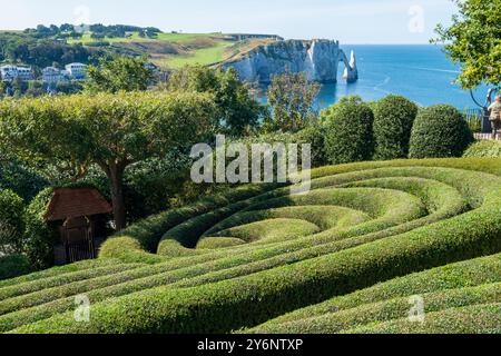 Les jardins d'Etratat, Normandie France, avec des haies topiaires bien entretenues. Situé au sommet de la falaise surplombant la formation rocheuse de la porte d'aval. Banque D'Images