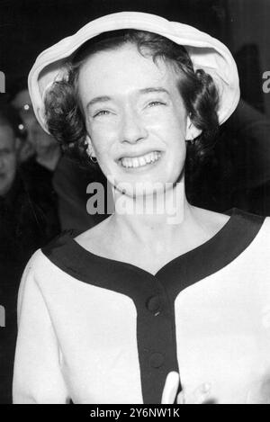 1958 photographie de la bibliothèque de Mme Susan Maxwell-Scott qui vit à Grants Hill House, Uckfield, Sussex. Lord Lucan a appelé à Grants Hill House trois heures après le meurtre de la nounou de ses enfants et l'attaque de sa femme à sa maison de Belgravia. Là-bas, il a écrit deux lettres à M. Shand Kydd. 11 novembre 1974 Banque D'Images