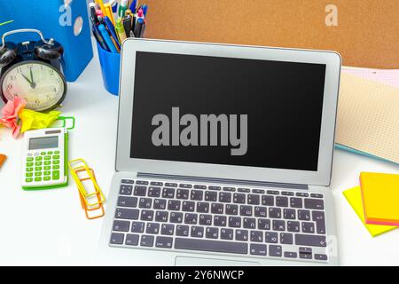 Lieu de travail d'une personne créative avec une variété d'objets de papeterie en couleur Banque D'Images