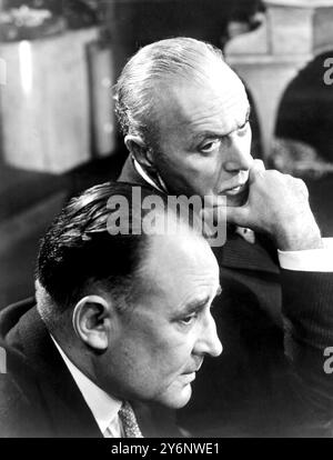 Londres : Charles Boyer (à droite) cœur de l'écran. Faisant sa première apparition sur West End Stage dans le projet Terence Rattigan pour la pièce de Broadway, "Man and Boy", au Queen's Theatre, Shaftesbury Avenue. Dans une scène avec l'acteur Geoffrey Keen. 3 septembre 1963 Banque D'Images
