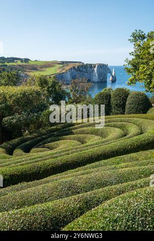 Les jardins d'Etratat, Normandie France, avec des haies topiaires bien entretenues. Situé au sommet de la falaise surplombant la formation rocheuse de la porte d'aval. Banque D'Images