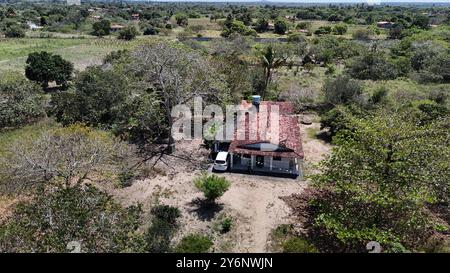 Maison dans une ferme feira de santana, bahia, brésil - 19 septembre 2024 : vue d'une maison dans une ferme dans la ville de Feira de Santana. FEIRA DE SANTANA BAHIA BRASIL COPYRIGHT : XJOAXSOUZAX 190924JOA032 Banque D'Images