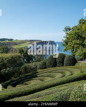 Les jardins d'Etratat, Normandie France, avec des haies topiaires bien entretenues. Situé au sommet de la falaise surplombant la formation rocheuse de la porte d'aval. Banque D'Images