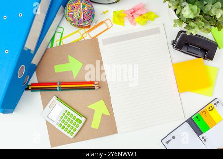 Lieu de travail d'une personne créative avec une variété d'objets de papeterie en couleur Banque D'Images