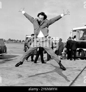 Londres : le comédien Ken Dodd saute dans les airs à l'aéroport de Londres peu après son arrivée de Liverpool. 20 septembre 1965 Banque D'Images