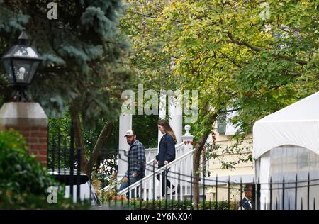 New York, États-Unis. 26 septembre 2024. Des gens sont vus quitter Gracie Mansion, la résidence officielle du maire de New York Eric Adams, le jeudi 26 septembre 2024. Adams a été inculpé dans une enquête fédérale sur la corruption, selon des sources d'information. Photo de John Angelillo/UPI crédit : UPI/Alamy Live News Banque D'Images